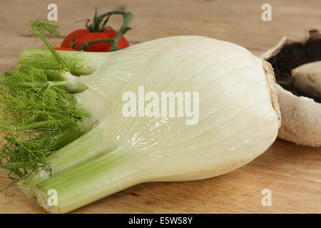 frische Bio-Fenchel-Lampe auf einem Holzbrett Stockfoto