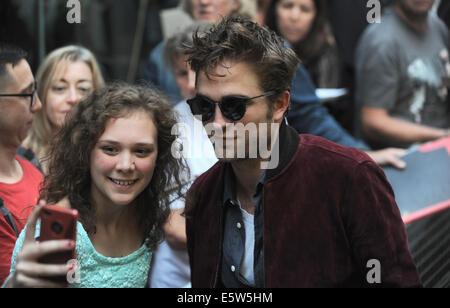 London, UK, UK. 6. August 2014. Robert Pattinson besucht Screening von "The Rover" am BFI. Bildnachweis: Ferdaus Shamim/ZUMA Draht/Alamy Live-Nachrichten Stockfoto