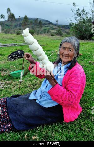 Wolle in Cruzpata - CHACHAPOYAS Spinnen. Abteilung von Amazonas. Peru Stockfoto