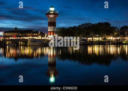 Hafenstadt und dem Leuchtturm in der Dämmerung, Hilton Head Island, South Carolina Stockfoto