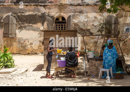 Geschäfte, Goree Island, UNESCO-Stätte vor Dakar, Senegal Stockfoto