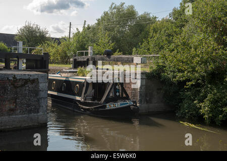 Kanalboot in Southcote Verriegelung, Kennet und Avon Kanal Stockfoto