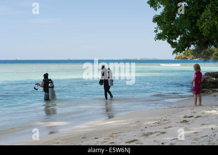 Taucher, die ins Meer, Biyahdoo, Malediven Stockfoto