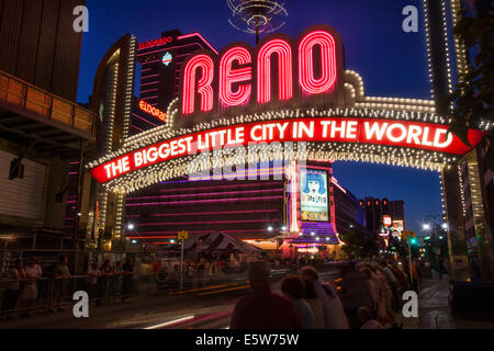 Reno-Zeichen. Größte kleine Stadt der Welt. Spektakuläre Lichter von Reno, Nevada. Ikonisches Reno-Zeichen Stockfoto