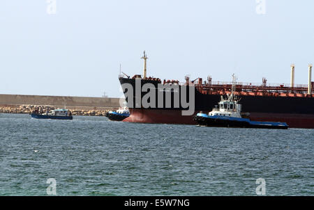 Tripolis. 6. August 2014. Tanker "Anwar Libyen" beladen mit mehr als 9 Millionen Liter Benzin für die Verteilung an Tankstellen, kommt in einem Hafen in der libyschen Hauptstadt Tripolis am 6. August 2014. Durch Kämpfe rivalisierende Milizen abgefeuerten Raketen haben mehrere riesige Treibstofftanks in Tripolis vor kurzem, in Flammen setzen und Verschlechterung der Benzin-Mangels in der Hauptstadt getroffen. © Hamza Türkei/Xinhua/Alamy Live-Nachrichten Stockfoto