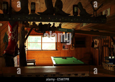 Der Billardtisch im Salon La Reata Ranch in der Nähe von Kyle, Saskatchewan, Kanada. Stockfoto