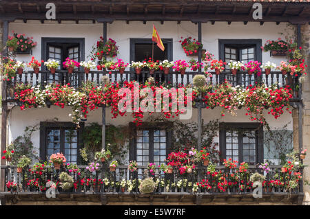 Balkonkästen und Blumenschmuck Santillana del Mar, Kantabrien, Spanien, Europa Stockfoto