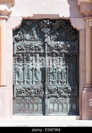 Das Tor Puerta de Las Virtudes, von der Universidad Pontificia Comillas, Kantabrien, Nord-Spanien, Europa Stockfoto