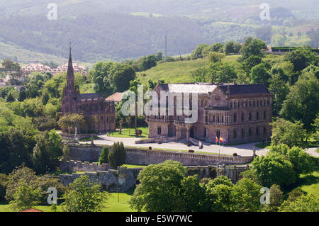 Blick auf El Palacio de Sobrellano und Kirche, Comillas, Kantabrien, Nord-Spanien, Europa Stockfoto