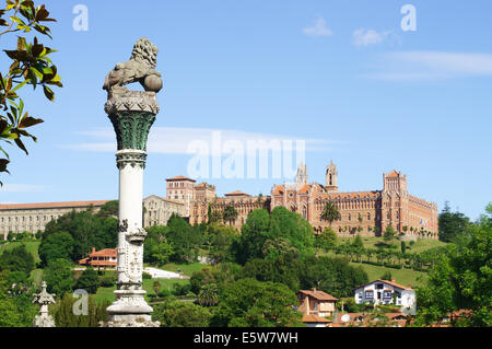 Die Universidad Pontificia gesehen von El Palacio de Sobrellano, Comillas, Kantabrien, Spanien, Europa Stockfoto