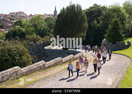 Besuchergruppe nähert sich El Palacio de Sobrellano Comillas, Kantabrien, Nord-Spanien, Europa Stockfoto