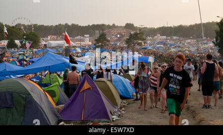 KOSTRZYN NAD ODRA, Polen - 2. August 2014: Festival Przystanek Woodstock - Ansicht des Volkes auf camping und Festival-Szene. Stockfoto