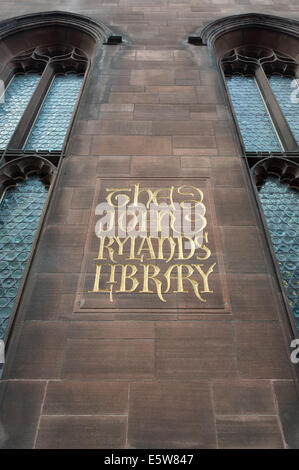 Die Beschilderung von der historischen John Rylands Library aufbauend auf Deansgate in Manchester eröffnet im Jahre 1900 (nur zur redaktionellen Verwendung) Stockfoto