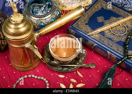 Traditioneller Arabischer Kaffee mit Kardamom Samen Stockfoto