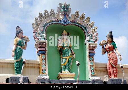 Singapur: Bunte Götter schmücken die herausragende Sri Mariamman Hindu-Tempel in Chinatown * Stockfoto