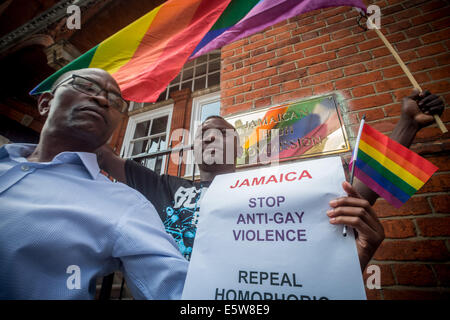 London, UK. 6. August 2014. LGBT-Protest, "Anti-Homosexuellen Gesetz außerhalb jamaikanischen Hochkommissariat Credit aufzuheben": Guy Corbishley/Alamy Live-Nachrichten Stockfoto