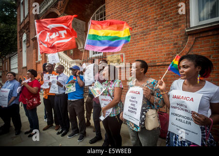 London, UK. 6. August 2014. LGBT-Protest, "Anti-Homosexuellen Gesetz außerhalb jamaikanischen Hochkommissariat Credit aufzuheben": Guy Corbishley/Alamy Live-Nachrichten Stockfoto