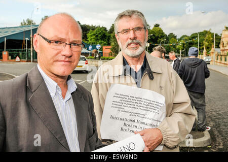 Belfast, Nordirland. 6. Aug, halten 2014.Paul Maskey und Gerry Adams von Sinn Féin einen weiße Linie Protest zur Unterstützung der Menschen in Gaza. Bildnachweis: Stephen Barnes/Alamy Live-Nachrichten Stockfoto