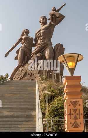 Afrikanisches Renaissance-Denkmal, Dakar, Senegal zum Gedenken an die Sklaverei, aus Kupfer Stockfoto