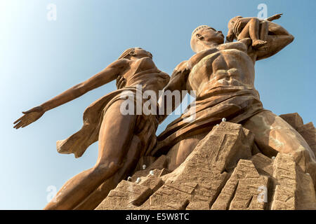 Afrikanisches Renaissance-Denkmal, Dakar, Senegal zum Gedenken an die Sklaverei, aus Kupfer Stockfoto