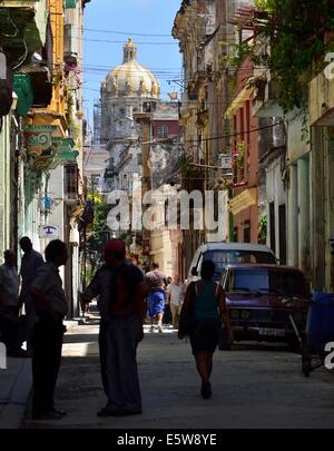 Straßenszene in der Altstadt von Havanna, Museum der Revolution im Hintergrund Stockfoto