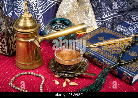 Traditioneller Arabischer Kaffee mit Kardamom Samen Stockfoto