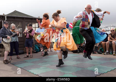 Volkstänzer durchführen / Straßenmusik auf Promenade während Sidmouth folk Week 2014. Stockfoto