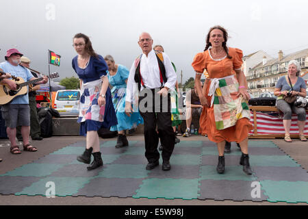 Volkstänzer durchführen / Straßenmusik auf Promenade während Sidmouth folk Week 2014. Stockfoto