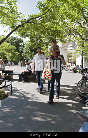 Vater und Sohn Huckepack Fahrt im Washington Square Park in New York City, 2014. Stockfoto