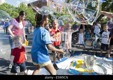 Kinder spielen mit riesige Seifenblasen am Washington Square Park in New York, 2014. Stockfoto