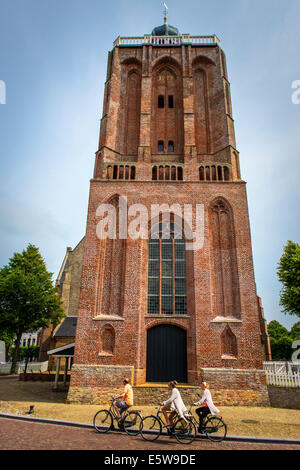 Fahrradfahren an einer Kirche in Workum, St. Gertrudis, Sint Gertrudiskerk, Friesland, holland, niederlande Stockfoto