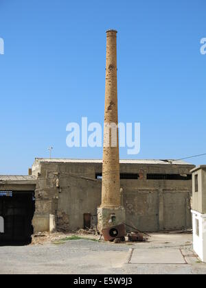 Bild von einem Schornstein eines alten, verlassenen Fabrik. Stockfoto