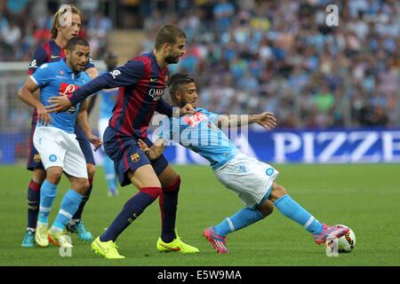 Napoli, Italien. 6. August 2014. Vorsaison-freundliche Vereinsfußball. SSC Nalopi gegen Barcelona. Barcas Gerard Pique Herausforderungen Napolis Lorenzo Insigne Credit: Action Plus Sport/Alamy Live News Stockfoto