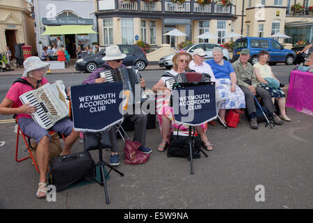 Sidmouth, Devon, UK. 6. August 2014. Musik und Tanz auf der jährlichen Sidmouth Folk Week. Weymouth-Akkordeon-Gruppe in der Nut. Bildnachweis: Anthony Collins/Alamy Live-Nachrichten Stockfoto