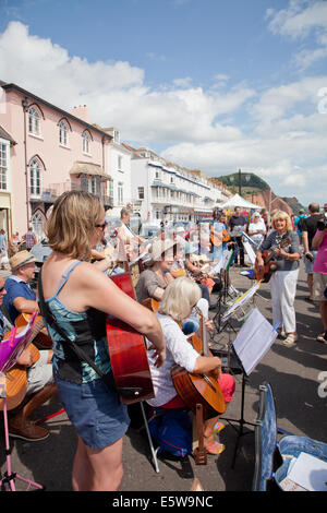 Sidmouth, Devon, UK. 6. August 2014. Musik und Tanz auf der jährlichen Sidmouth Folk Week. Exeter Gitarre Gruppen massierten Gitarrenspiel unterhalten die Besucher auf Sidmouth Promenade. Bildnachweis: Anthony Collins/Alamy Live-Nachrichten Stockfoto