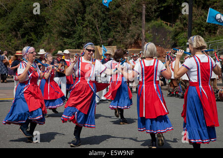 Sidmouth, Devon, UK. 6. August 2014. Musik und Tanz an der jährlichen Sidmouth Folk Woche A Damen Clog Morris tanzen team Credit: Anthony Collins/Alamy Live News Stockfoto