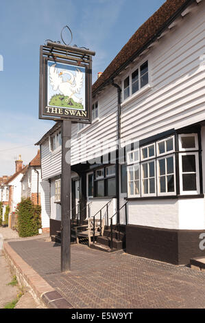 Malerisches Dorfstraßen in Sutton Valence an einem typisch englischen Sommertag zeigen Holz und handgefertigte hängenden Fliesen Verkleidung Stockfoto