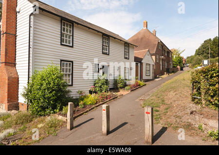 Malerisches Dorfstraßen in Sutton Valence an einem typisch englischen Sommertag zeigen Holz und handgefertigte hängenden Fliesen Verkleidung Stockfoto