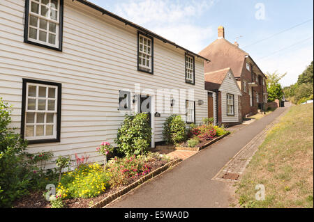 Malerisches Dorfstraßen in Sutton Valence an einem typisch englischen Sommertag zeigen Holz und handgefertigte hängenden Fliesen Verkleidung Stockfoto