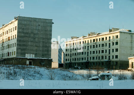 Russische Stadtgebäude blockieren Wohnungen Schnee verlassen Stockfoto