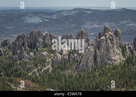 zeigen Sie Formular Harney Peak auf die Felsformationen im Custer State Park, Dom Türme und Nadeln an Stockfoto