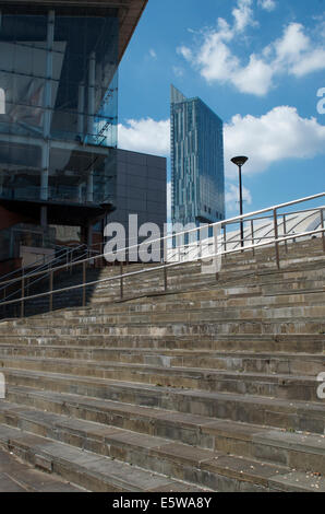 Beetham Tower betrachtet von Sitzstufen auf Barbirolli Platz in der Bridgewater Hall. Manchester. Stockfoto