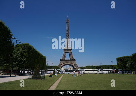 Eiffelturm vor blauem Himmel im Parc du Champ de Mars Stockfoto