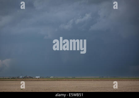 Ein Tornado warnte Superzelle Gewitter über die Prärie Colorados Rollen produzieren verschiedene Unwetter Stockfoto