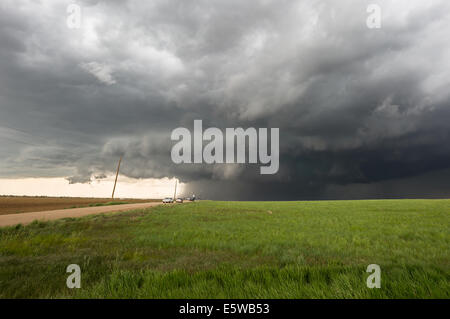 Ein Tornado warnte Superzelle Gewitter über die Prärie Colorados Rollen produzieren verschiedene Unwetter Stockfoto