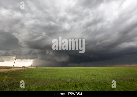 Ein Tornado warnte Superzelle Gewitter über die Prärie Colorados Rollen produzieren verschiedene Unwetter Stockfoto