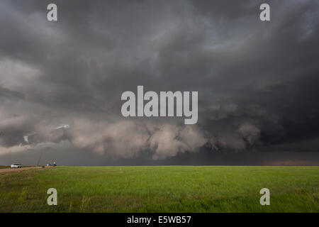 Ein Tornado warnte Superzelle Gewitter über die Prärie Colorados Rollen produzieren verschiedene Unwetter Stockfoto