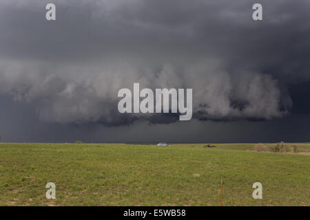 Ein Tornado warnte Superzelle Gewitter über die Prärie Colorados Rollen produzieren verschiedene Unwetter Stockfoto