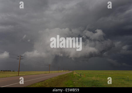 Ein Tornado warnte Superzelle Gewitter über die Prärie Colorados Rollen produzieren verschiedene Unwetter Stockfoto