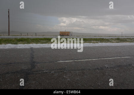 Ein klassische Hochebenen Colorado Hagelsturm geht über die Interstate 25 in Las Animas County über der Fahrbahn mit Hagel Stockfoto